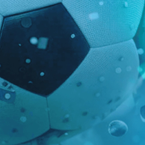 لقطة قريبة لكرة قدم مبللة — البطولة الايطالية. الدوري الايطالي 2026